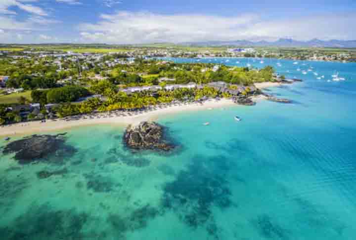 Entre as atrações turísticas de Maurício estão a Montanha de Le Morne, o templo hinduísta Grand Bassin e o Jardim Botânico de Pamplemousses. 
