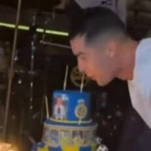 Cristiano Ronaldo faz dancinha à la Neymar e surpreende ao apagar velas - No Ataque Internacional