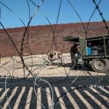 ponto de ingresso - muro da fronteira dos EUA com o México, onde brasileiros usam a tática "cai-cai" para tentar permanecer em solo norte-americano -  (crédito: Guillermo Arias /AFP)