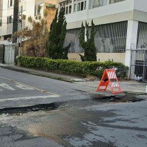 Buracos e vazamento de água em rua preocupam moradores de bairro de BH - Arquivo Pessoal