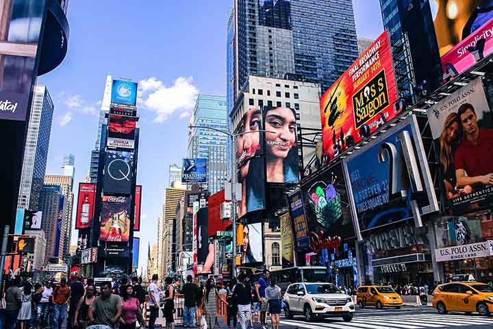 Formada pelo cruzamento de duas grandes avenidas de Nova York - Broadway e 7ª Avenida -, a Times Square é um dos grandes símbolos de Manhattan, com os musicais da Broadway e outras atrações culturais e comerciais. 
