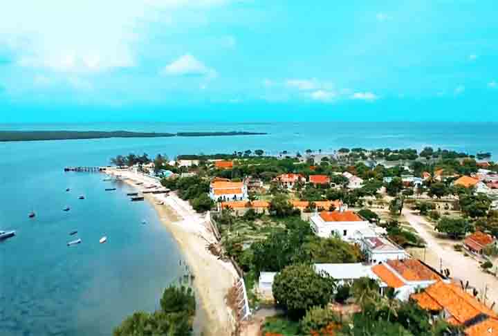 Ao norte de Moçambique estão as Quirimbas, um arquipélago de ilhas coralinas, formado por cerca de 50 ilhotas. 
