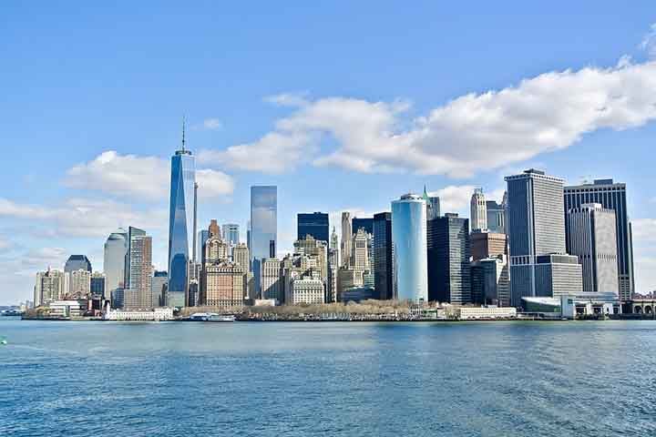 A ilha de Manhattan, onde está o distrito, é rodeada pelos rios Hudson River e East River.
