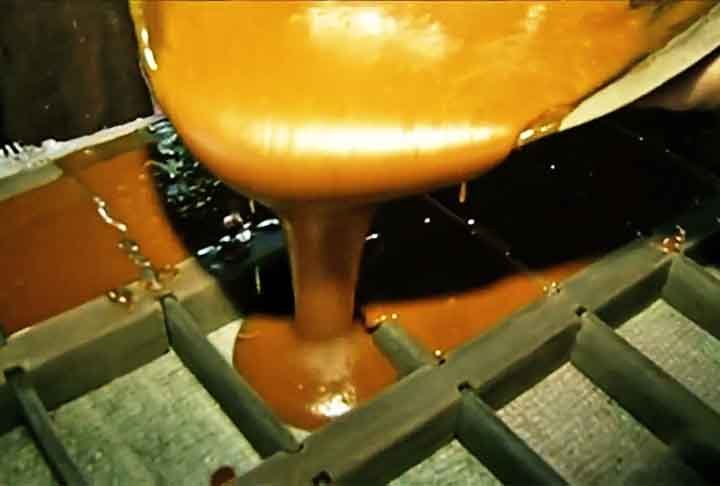 O caldo de cana obtido apÃ³s a moagem da cana-de-aÃ§Ãºcar passa por um processo de decantaÃ§Ã£o para eliminar as impurezas. 