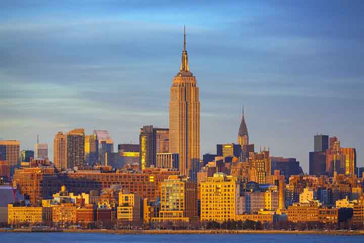 Entre os arranhas-céus de Manhattan está o famoso Empire State Building, na não mesmo famosa Quinta Avenida.  
