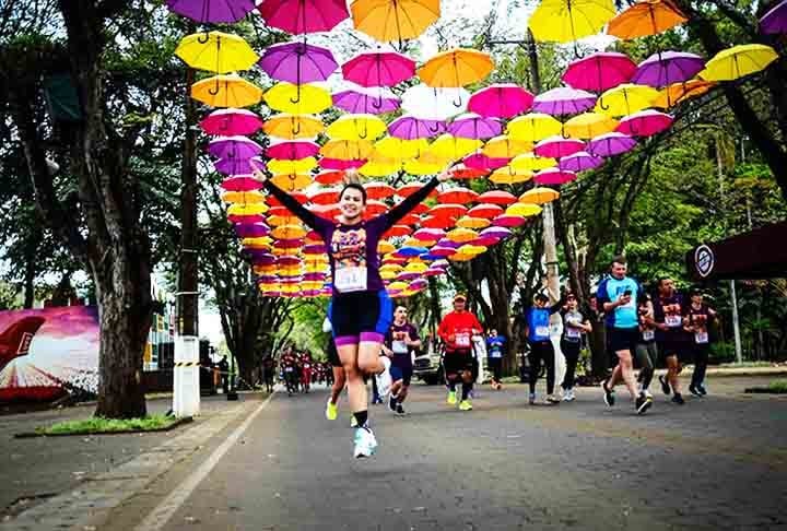 A cidade promove a Corrida do Rei, ou seja, uma prova de pedestrianismo que passa pelos principais pontos turísticos. A festa continua com apresentações em frente ao Moinho dos Povos Unidos, ponto de partida e chegada da corrida.