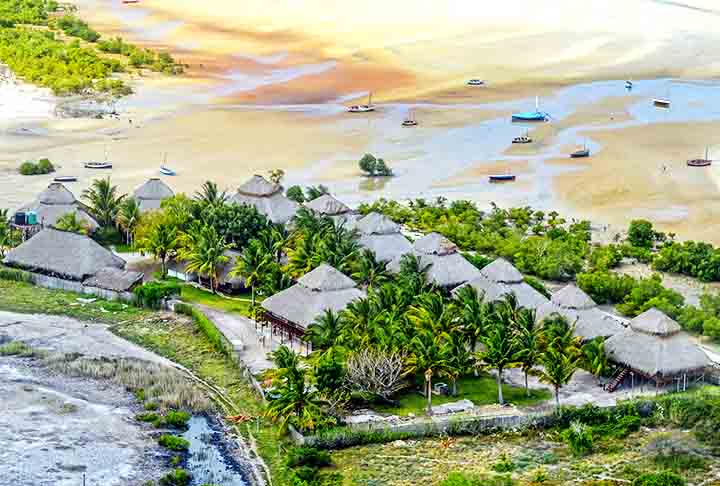 Moçambique oferece ainda o arquipélago de Bazaruto, com extensas praias de mar azul turquesa. 

