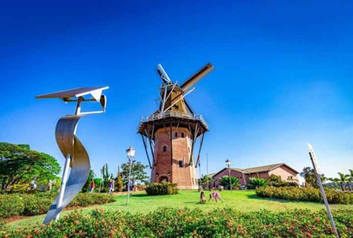 O Moinho dos Povos Unidos é o maior moinho típico de grãos da América Latina e foi construído em 2008 para celebrar o aniversário de 60 anos da imigração holandesa.