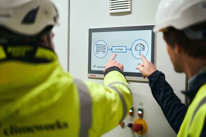 A empresa suíça Climework é a responsável pelo projeto que captura quatro mil toneladas de CO2 por ano, o equivalente ao que seria liberado por 900 automóveis movidos a gasolina, segundo reportagem da rede britânica BBC. 
