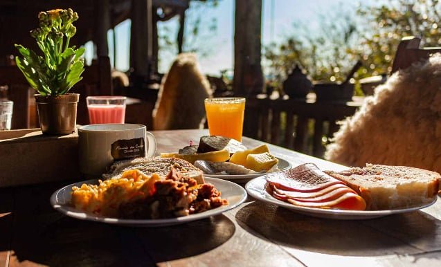 Não é só de flores belíssimas e cultura holandesa que vive Holambra. A cidade também produz uma cachaça no Rancho da Cachaça, que é também pousada e restaurante. Desde o século XX, a família do rancho plantava laranjas e cana de açúcar para comercialização. 