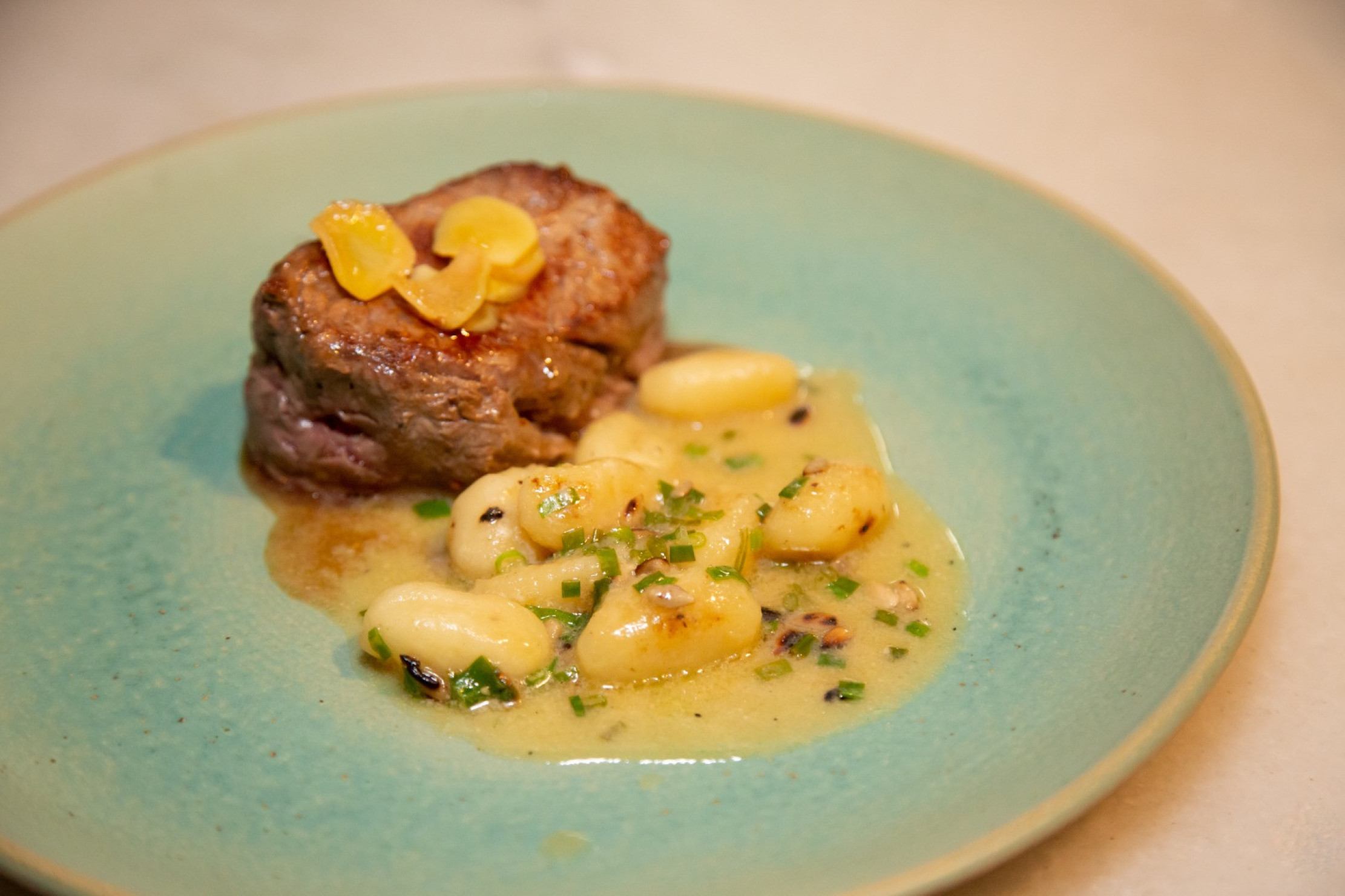 Filé grelhado, gengibre confit e nhoque com manteiga de missô (Espaço Renato Quintino) Filé grelhado, gengibre confit e nhoque com manteiga de missô (Espaço Renato Quintino)