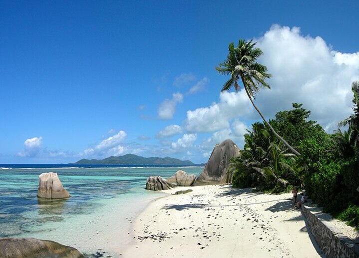 Na ilha de La Digue, a menor das três principais que compõem o arquipélago, está a praia Anse Source D’Argent. 
