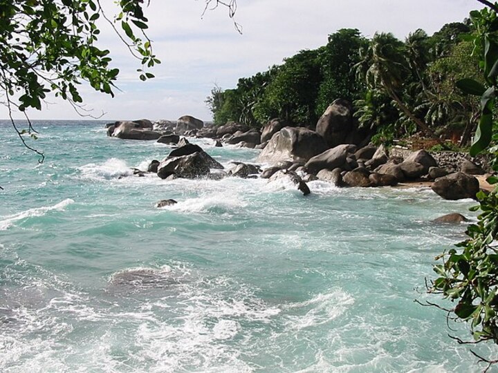 Lenda local sustenta que o bíblico Jardim do Éden estava situado no Vallée de Mai, tombado pela Unesco como patrimônio da humanidade. 
