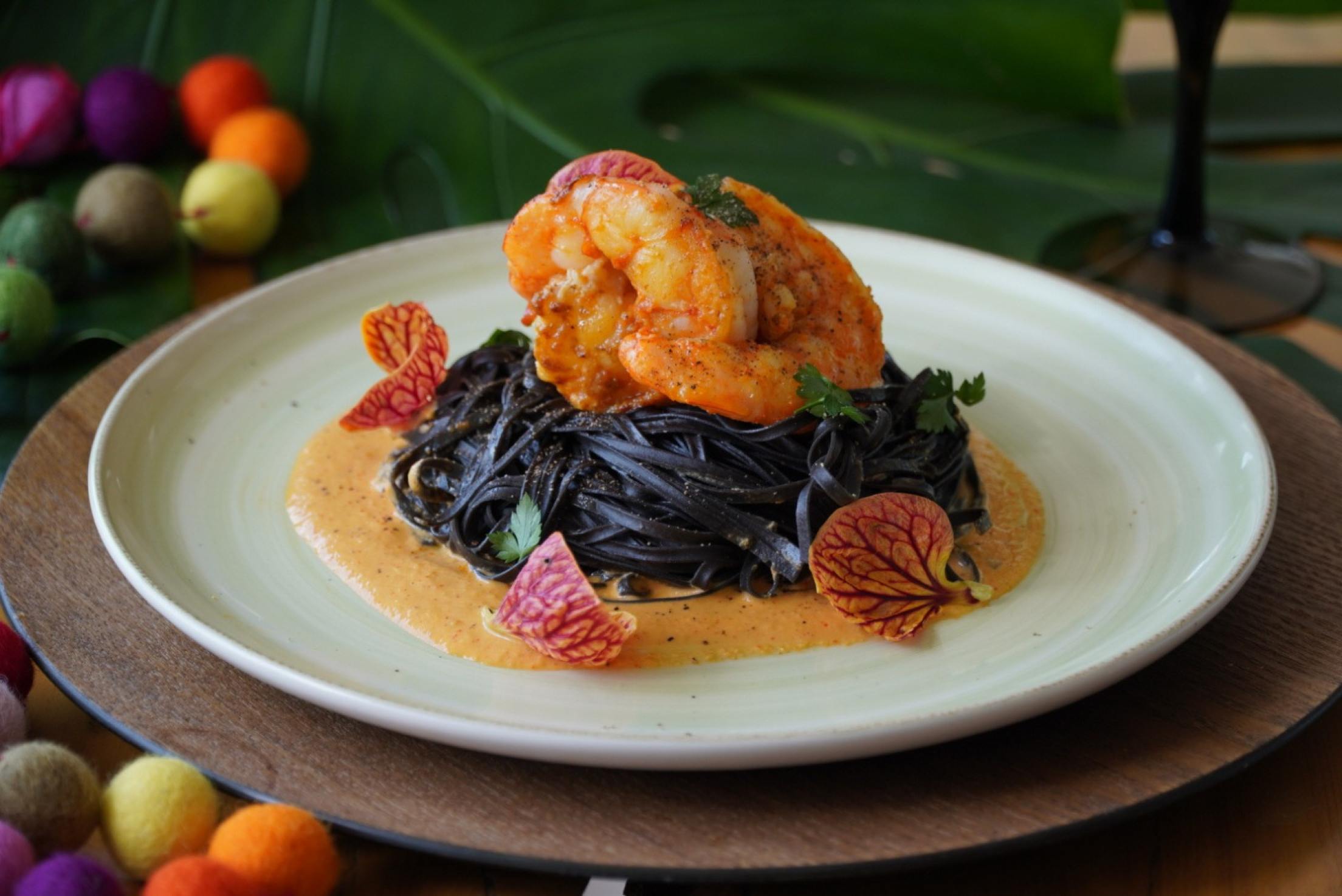 Tagliatelle negro com camarão e bisque: as receitas de Sofia Marinho passeiam por vários lugares do mundo Tagliatelle negro com camarão e bisque: as receitas de Sofia Marinho passeiam por vários lugares do mundo