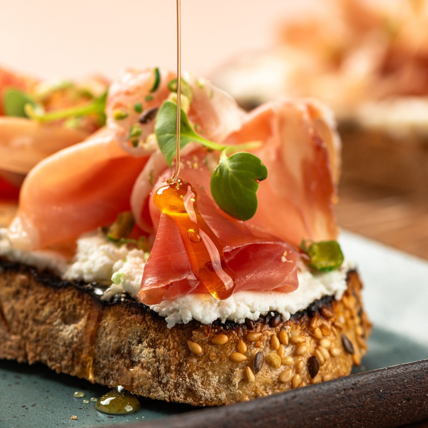 Nos menus do A Chef, que podem ser personalizados, você encontra, por exemplo, toast de queijo de cabra, presunto de parma e mel Nos menus do A Chef, que podem ser personalizados, você encontra, por exemplo, toast de queijo de cabra, presunto de parma e mel