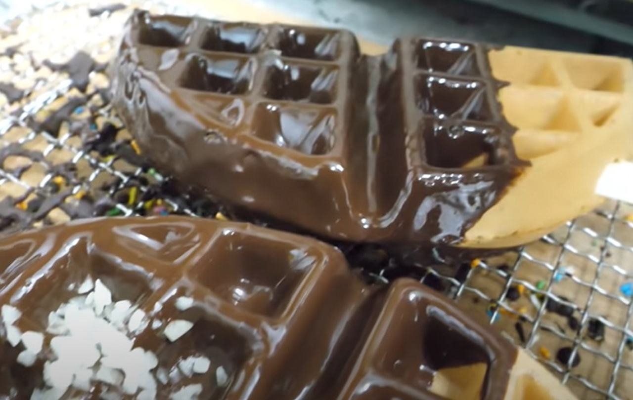 Este é um lanche que todo mundo gosta e que pode ser servido com uma boa caneca de chocolate quente para acompanhar. Além disso, um dos acompanhamentos mais tradicionais desta iguaria é o sorvete.