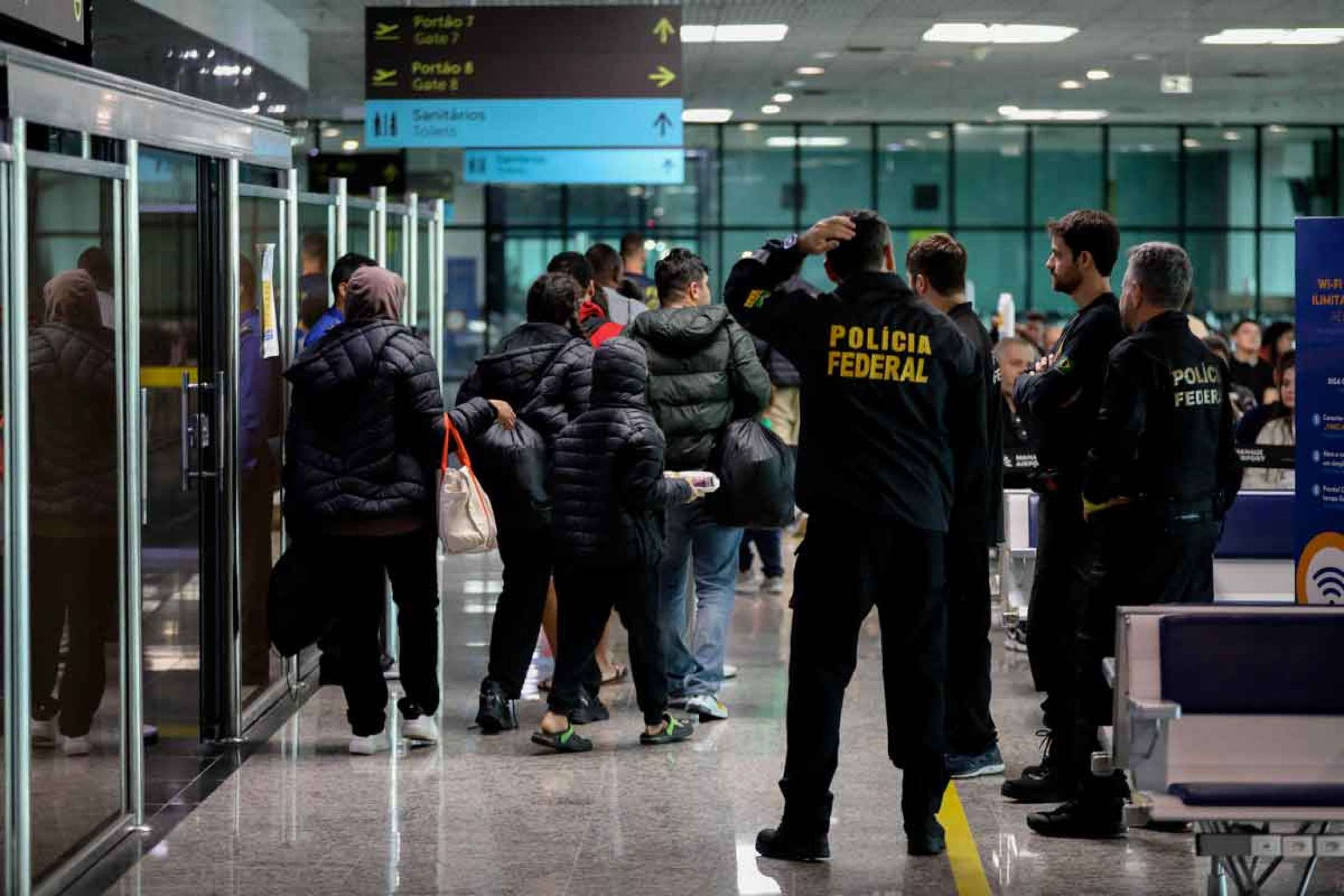 Deportados dos EUA -  Passam pela sala de embarque do aeroporto de Manaus: Brasil condenou o "desrespeito aos direitos fundamentais" dos migrantes ilegais brasileiros e alterou a rota dos novos voos