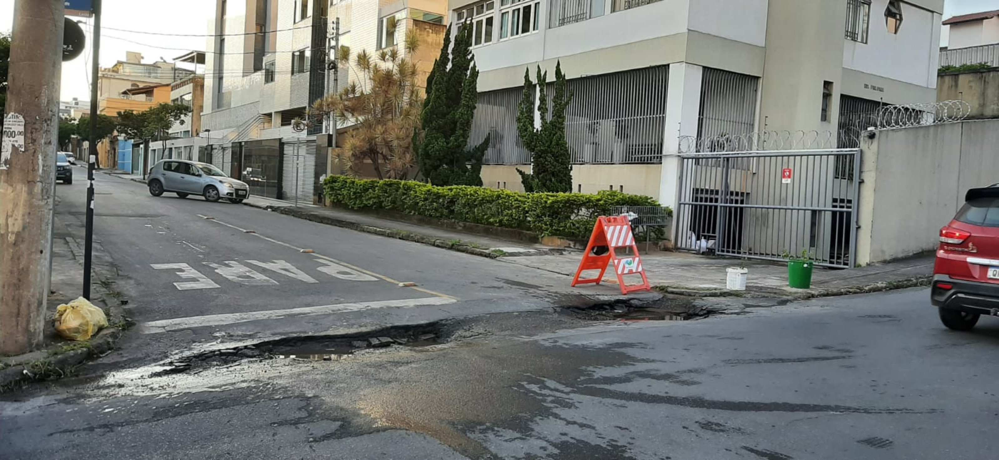 Buracos e vazamento de água em rua preocupam moradores de bairro de BH