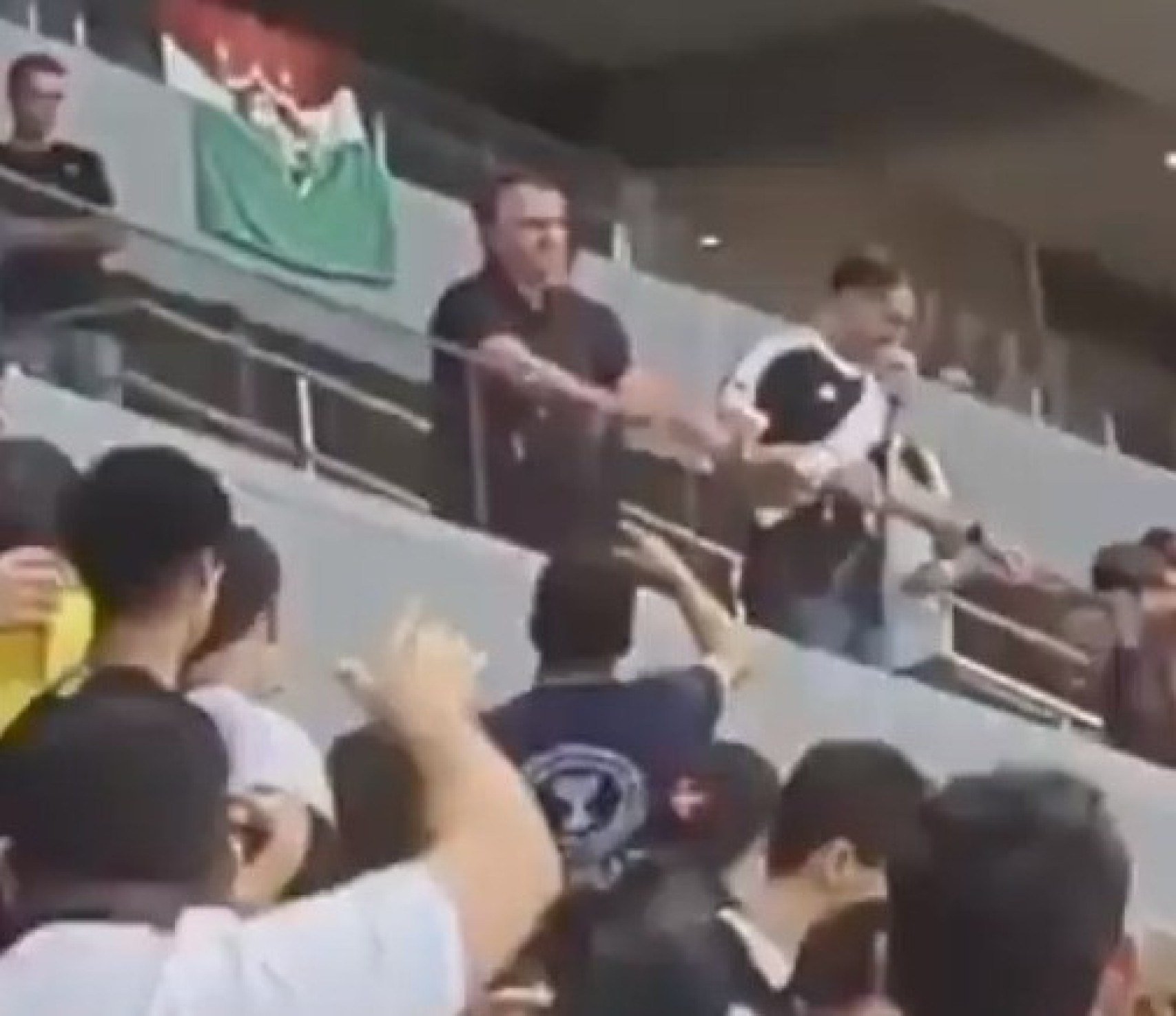 Bolsonaro vai a jogo de times do Rio, e torcida grita: 'Uh! Vai ser preso'
