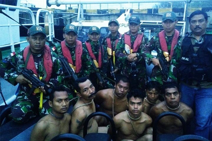 No Sudeste Asiático, os ataques piratas ocorrem em estreitos e canais, onde os piratas costumam atacar embarcações comerciais, roubando cargas e, em alguns casos, sequestrando tripulantes.