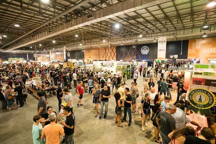 Um passeio por Blumenau é uma verdadeira imersão no universo da cerveja artesanal brasileira. Mais de 30 mil pessoas costumam passar pelo festival, embaladas por muita música e as melhores cervejas artesanais do Brasil.