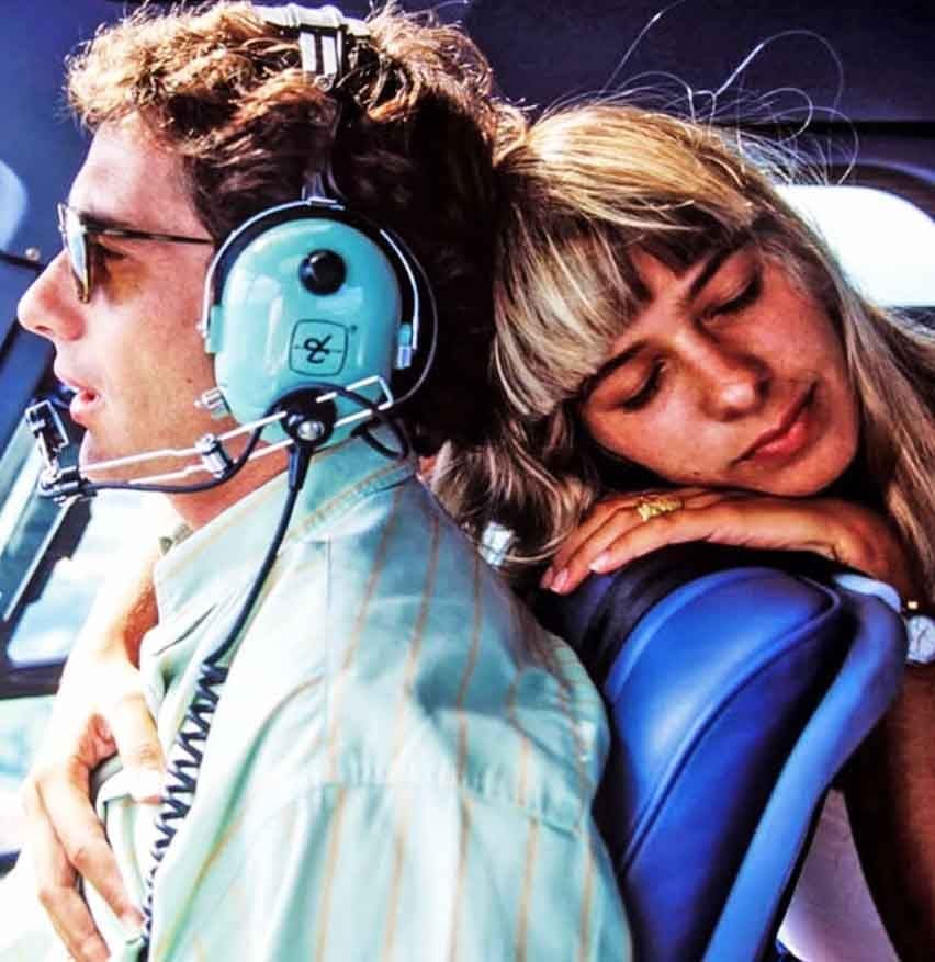 Quando Ayrton Senna morreu em acidente no GP de San Marino, em Ímola na Itália, em 1/5/1994, ele namorava Galisteu há um ano e meio. 
