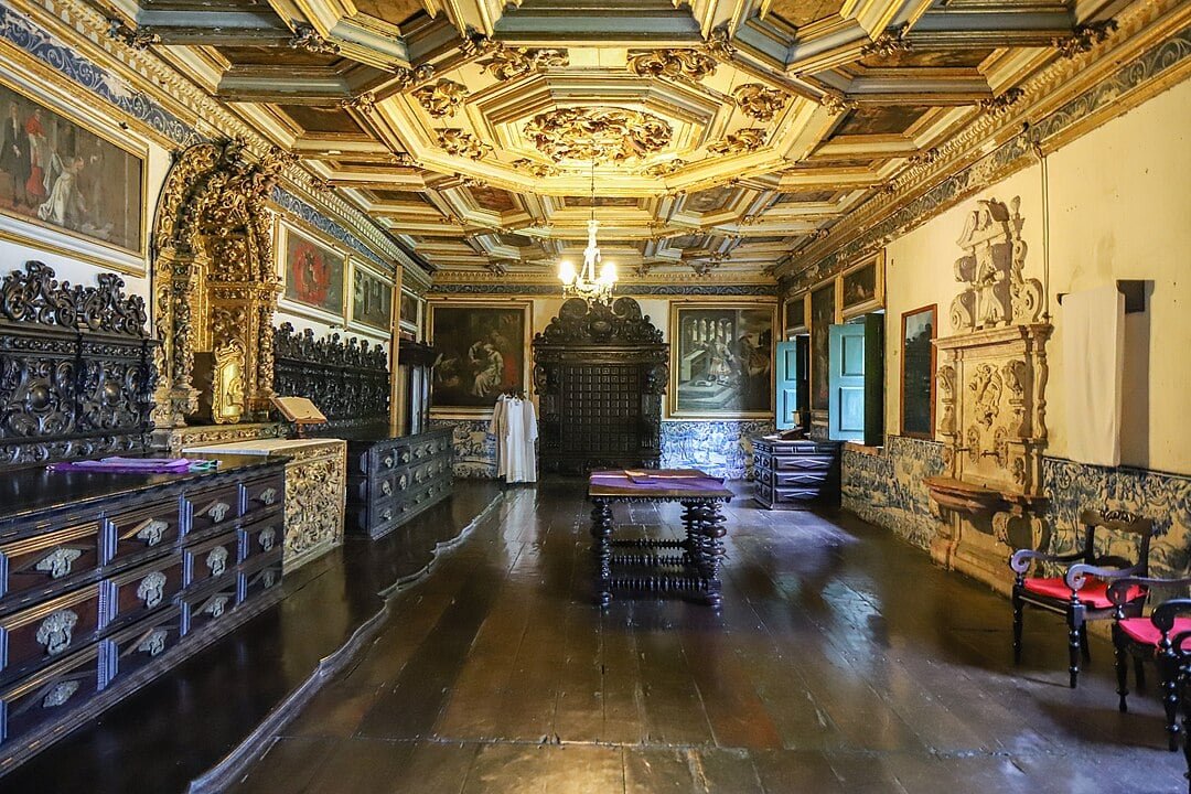 Cidades como Ouro Preto, Mariana, Congonhas e São João del-Rei, em Minas Gerais, possuem igrejas com ouro. Salvador, no estado da Bahia, também abriga templos históricos com ricas ornamentações douradas. -Paul R. Burley - wikimedia commons 