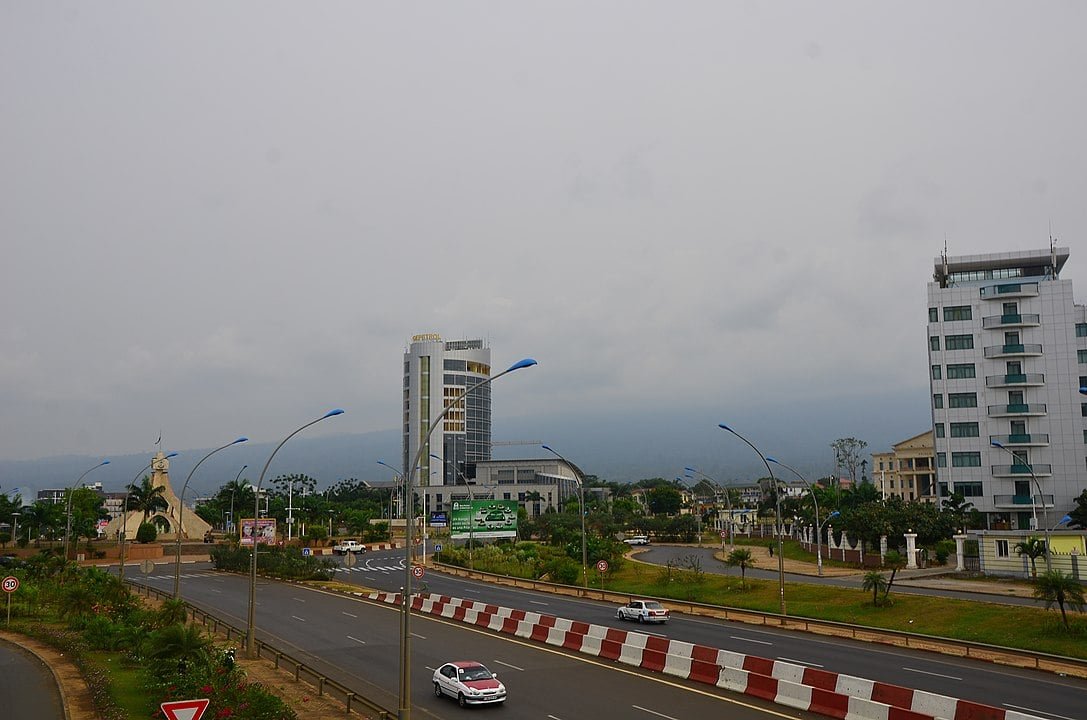 Guiné Equatorial (África Central) - 17 pontos - Capital: Malabo.  População: 1,4 milhão -Ben Sutherland wikimedia commons 