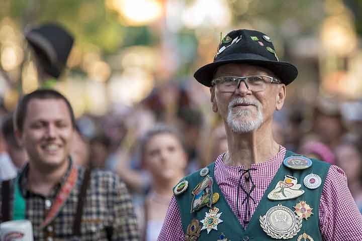 A Oktoberfest de Blumenau foi inspirada no evento de Munique, na Alemanha, que é o maior do mundo. A primeira edição da festa ocorreu por iniciativa da prefeitura e auxílio da comunidade.