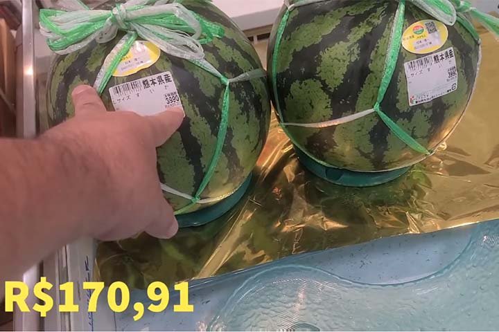 Se a mini melancia já é considerada cara para os padrões brasileiros, a melancia de tamanho normal equivale a R$ 170,91.