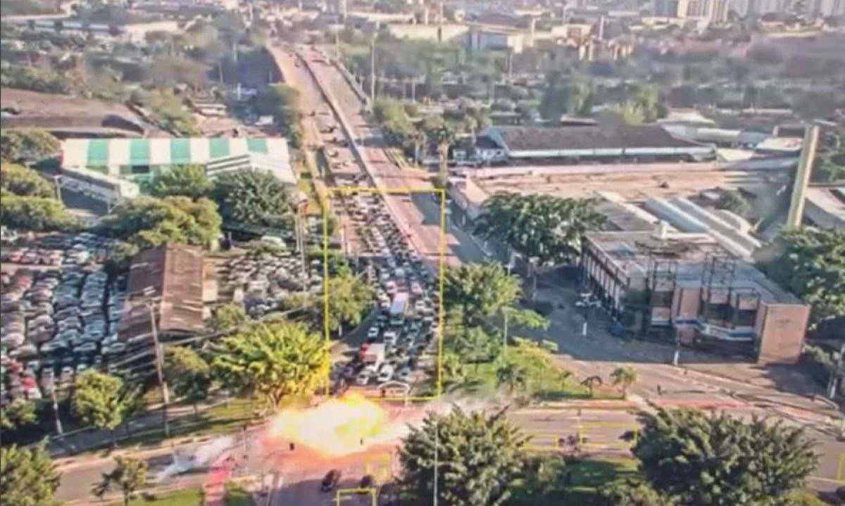 Aeronave tentou pouso forçado na avenida em SP, mas não conseguiu; aeronave explodiu ao atingir a pista e levantou uma bola de fogo -  (crédito: Reprodução/Dailymotion)