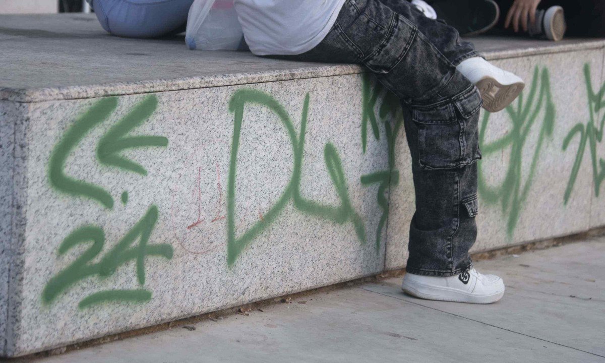  A pichação contrasta com os bancos novos, mas mescla com o cenário da icônica rua, que tem ‘pixos’ e graffiti por todos os lados -  (crédito: Marcos Vieira /EM/DA. Press. Brasil. Belo Horizonte - MG)
