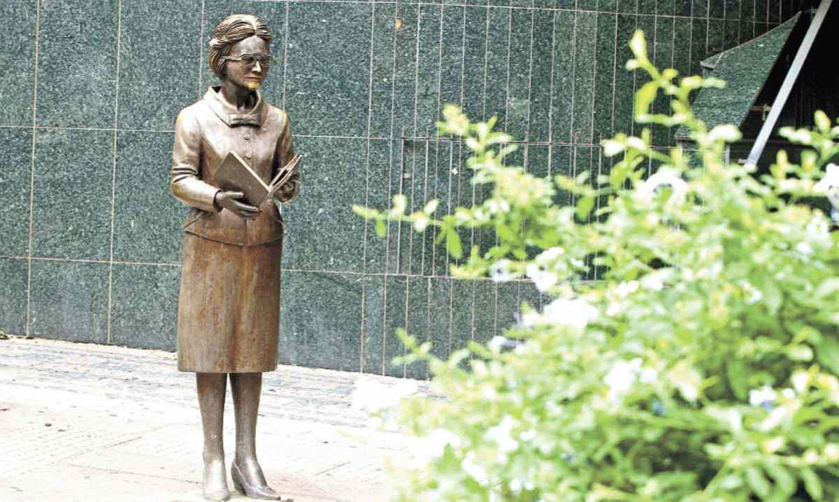 Estátua da escritora Henriqueta Lisboa na Savassi: "Talvez por falta de companhia para papear, ela tem nas mãos um livro aberto", especula Humberto Werneck Estátua da escritora Henriqueta Lisboa na Savassi: "Talvez por falta de companhia para papear, ela tem nas mãos um livro aberto", especula Humberto Werneck