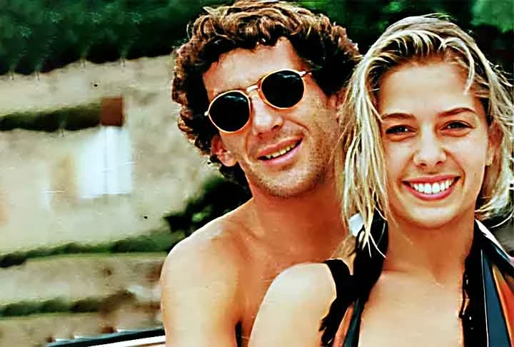 Outra imagem famosa, com Senna e Galisteu flagrados em um jet ski, também teve substituição de namoradas. Essas “interferências na realidade” revoltaram fãs. 