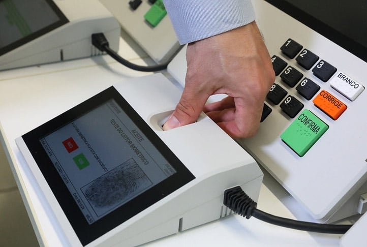 Daí a suposição de que ao votar o cidadão seria identificado pelo sistema como alguém que esta vivo. Sem necessidade, portanto, de outra comprovação. Mas, ao contrário do que se imaginou,  o voto não seria suficiente. 
