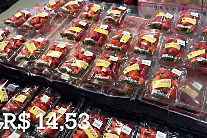 De acordo com o canal, os morangos custam cerca de R$ 14,53 em solo japonês. Eles foram introduzidos no Japão no final do período Edo (1603-1868) e foram chegaram da Holanda, para fins ornamentais. 