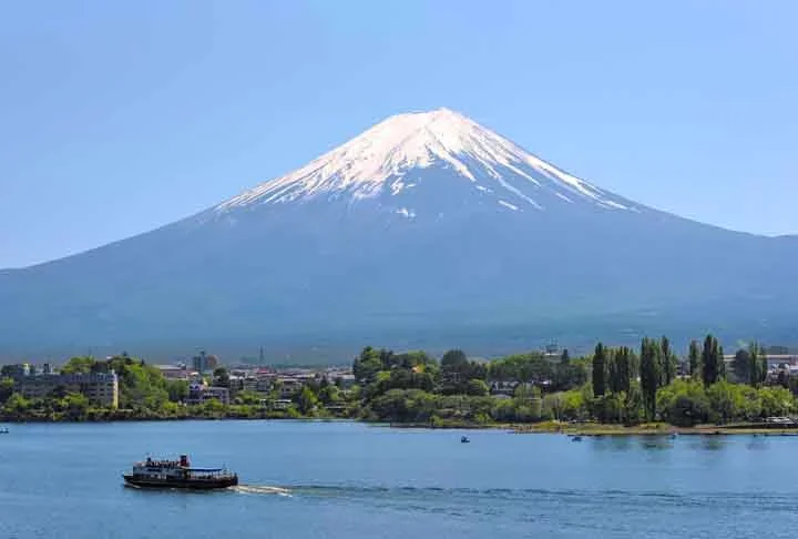 Foi designado patrimônio mundial e influenciou as sensibilidades, artes e ofícios do povo japonês desde os tempos antigos. O Monte Fuji é cercado por um belo ambiente natural e fontes termais de qualidade, além de história, cultura e delícias epicuristas. 