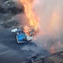 Avião cai em avenida movimentada de SP e atinge veículos
