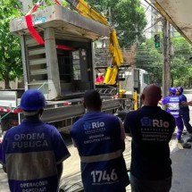 Banca de jornal removida de rua do RJ tinha até prancha de surf! - divulgação/seop