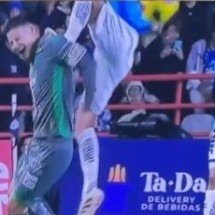 James Rodríguez sofre falta ‘brutal’ durante partida do Campeonato Mexicano; veja - No Ataque Internacional