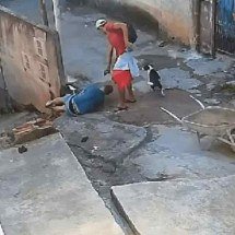  Vídeo: policial cumprimenta assassino antes de ser morto a tiros - Reprodução/Dailymotion