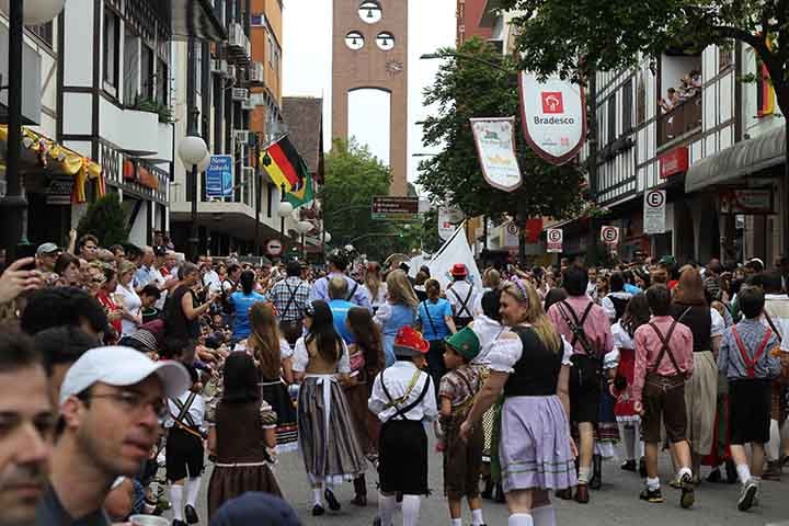 A festa foi realizada pela primeira vez em Munique, na Alemanha, no início do século XIX, com o casamento do rei Ludwig I. Na época, ele ainda era príncipe e teve uma união matrimonial com a princesa Theresa de Sachsen-Hildburghausen.