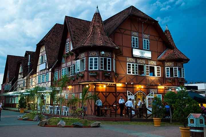 Na festa, o pÃºblico tambÃ©m pode se informar sobre os hÃ¡bitos de apreciaÃ§Ã£o da cerveja, como as normas de pureza e os diferentes tipos e sabores. 
