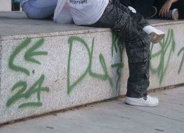  A pichação contrasta com os bancos novos, mas mescla com o cenário da icônica rua, que tem ‘pixos’ e graffiti por todos os lados -  (crédito: Marcos Vieira /EM/DA. Press. Brasil. Belo Horizonte - MG)