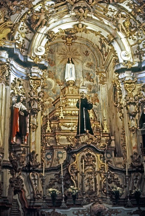 Igreja de S&atilde;o Francisco de Assis (Ouro Preto, 1766) &ndash; Projetada por Aleijadinho, tem altar e teto pintados com detalhes dourados e imagens sacras valiosas.