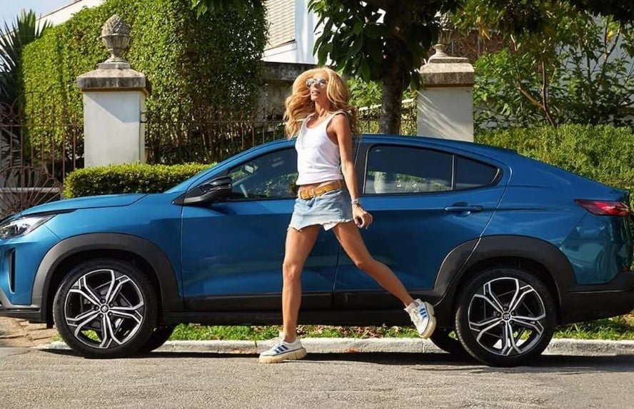 Em janeiro/25, Galisteu estrelou campanha digital do primeiro modelo híbrido da Fiat no Brasil. A peça explora o vínculo afetivo da apresentadora com a marca. Há mais de 30 anos, ela ganhou do ex-namorado Ayrton Senna seu primeiro carro, um Fiat Uno. 