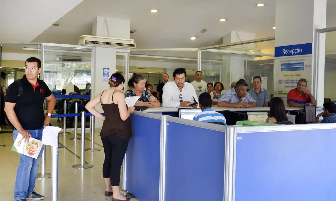 No caso dos homens, a idade mínima é de 65 anos e o tempo de contribuição de 35 anos. Quem já contribuía para o INSS antes de a reforma ser aprovada está sujeito a um regime de transição.