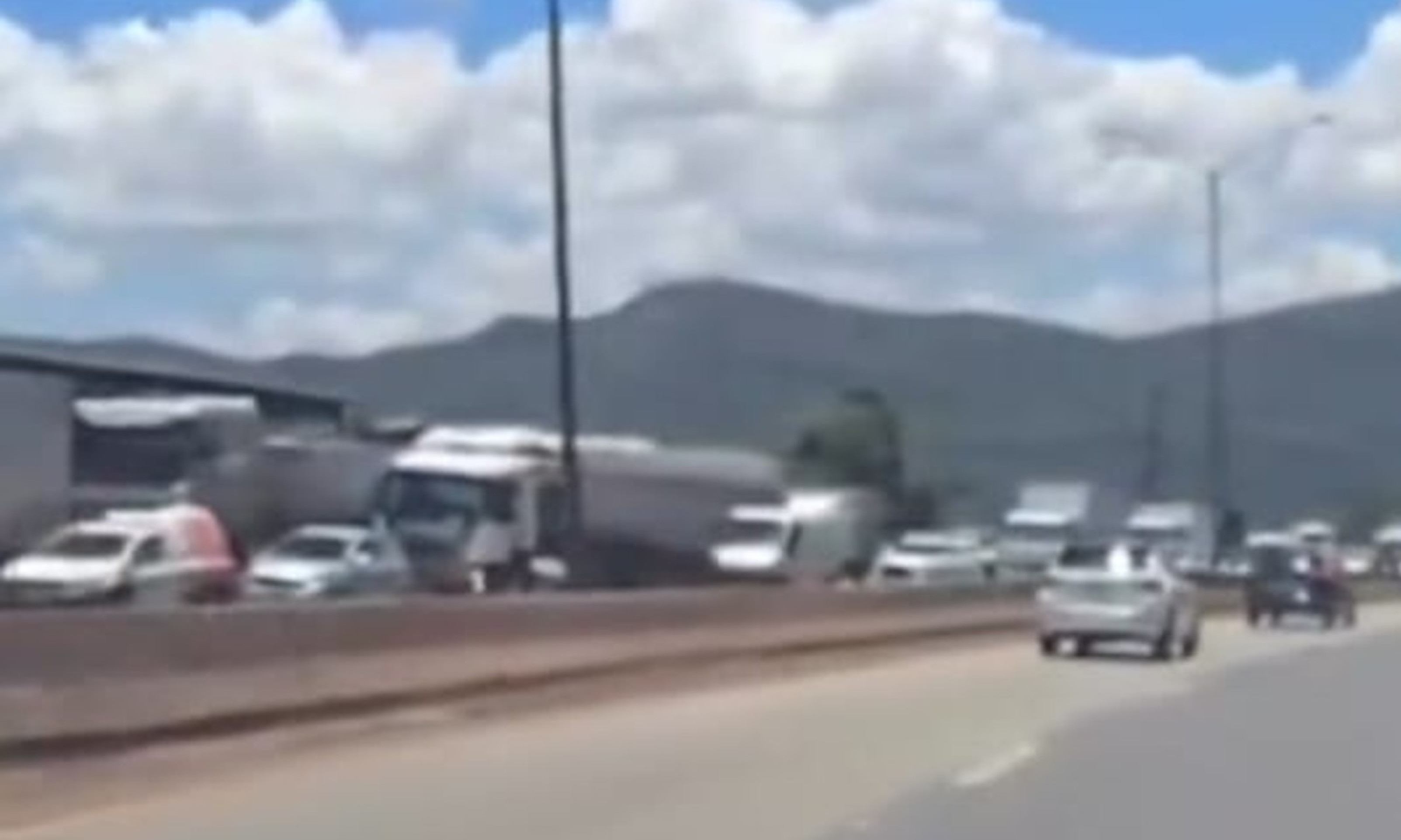 Obras na BR-040 causam congestionamento de 3 km em Nova Lima