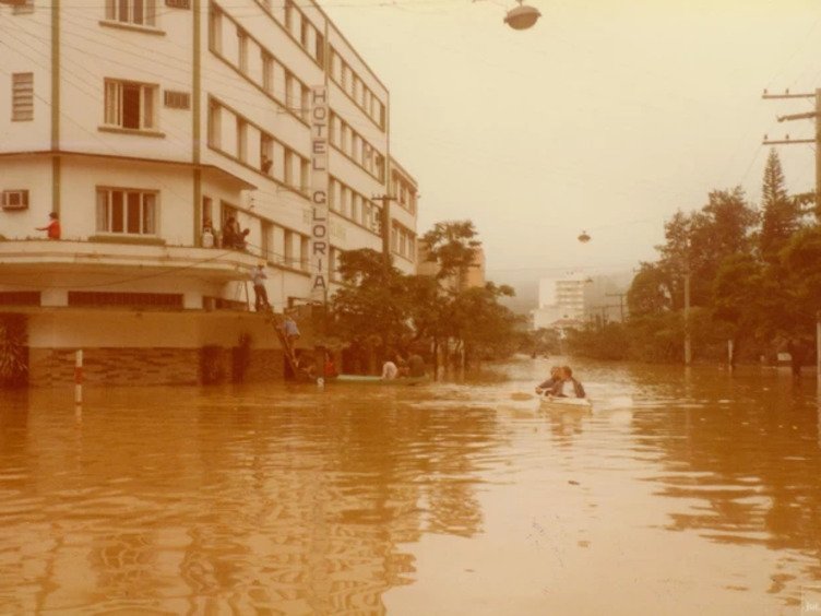 Em meio à reconstrução das enchentes de 1983 e 1984, Blumenau se reergueu e realizou a primeira edição do evento no pavilhão da Proeb, com espaço de 3.000 metros quadrados.