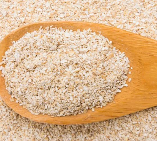 Ela em forma de farelo é feita da casca da aveia, sendo uma boa fonte de fibras e beta-glucana, que ajuda a reduzir o colesterol. 
